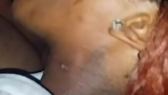 Wanita Kulit Hitam Memberikan Blowjob Close-Up Pada Penis Besar.