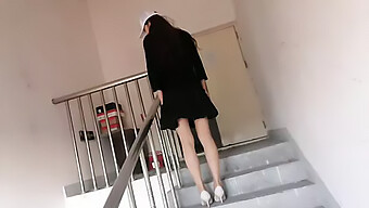 Adolescente Chinesa Desfruta De Sexo Selvagem Nas Escadas Do Apartamento E Arrisca Ser Vista.