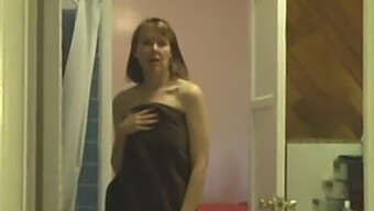 Femme Mature Se Masturbe Dans Les Toilettes