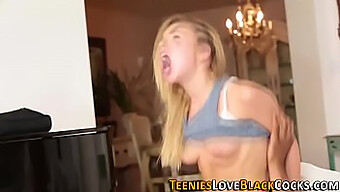 Teen Alina West Bliver Dækket Af Sperm Fra Stor Sort Pik