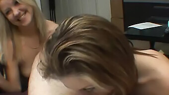 To Blonde Kvinner Gleder En Heldig Mann I Denne Retro Amatør Hjemmelagde Videoen