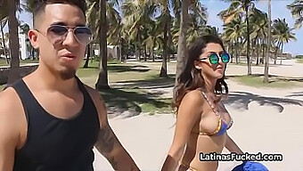 Une Superbe Latina En Bikini De La Plage À Une Rencontre Chaude Avec Un Pénis