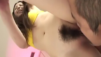 Rika Koizumi Desfruta De Cenas Pornográficas Intensas, Com Ênfase No Prazer Oral E Vaginal.