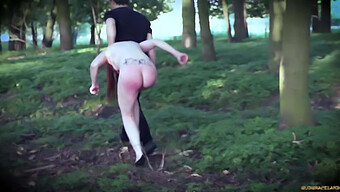 Esclave Bdsm Rousse Punie Avec De La Cire Et Un Gros Jouet Dans Les Bois